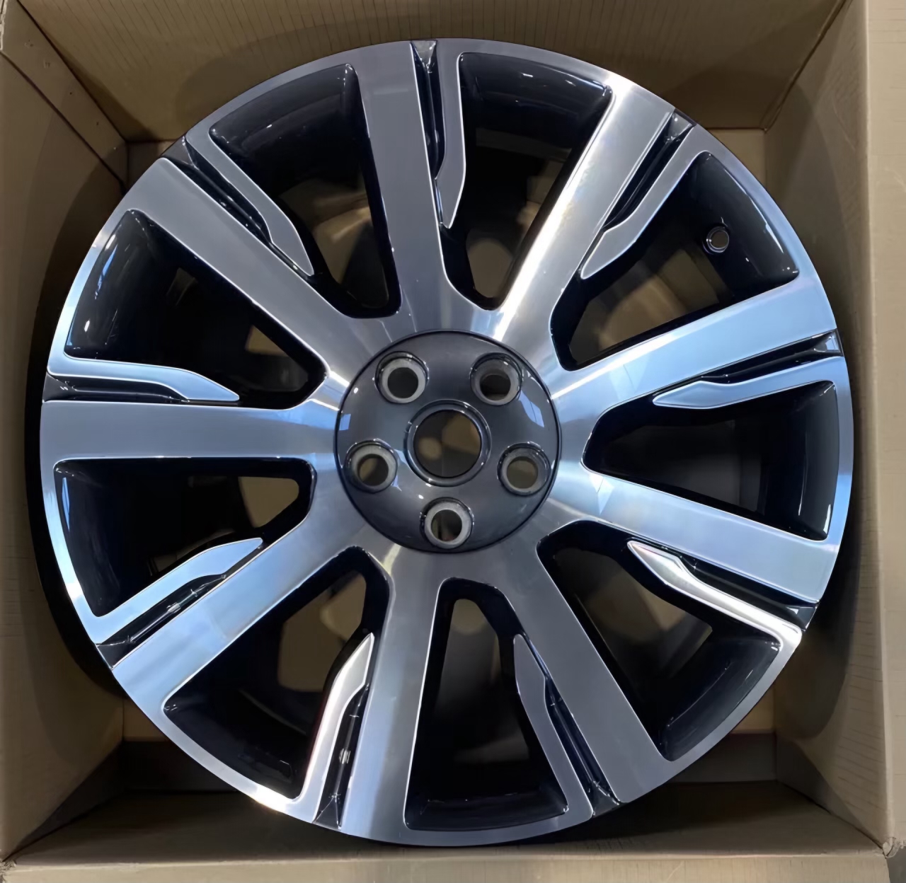 21” OEM Land Rover Discovery 5 Wheels with Continental Tyres - Image 2