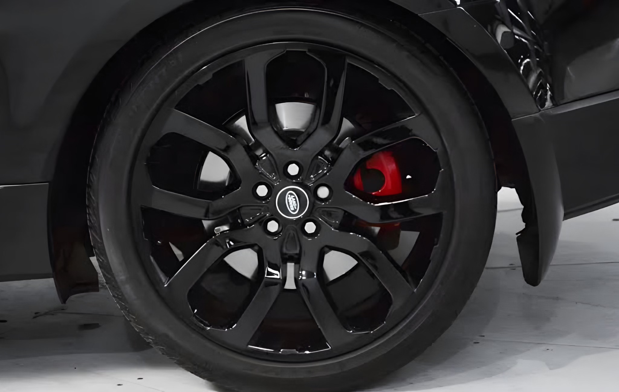 22” OEM Range Rover Vogue 2025 Wheels with Pirelli Tyres