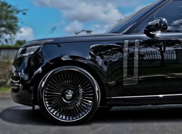 23” Range Rover Wheels with Pirelli Tyres 80% Thread