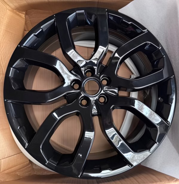 22” OEM Range Rover Vogue 2025 Wheels with Pirelli Tyres - Image 2