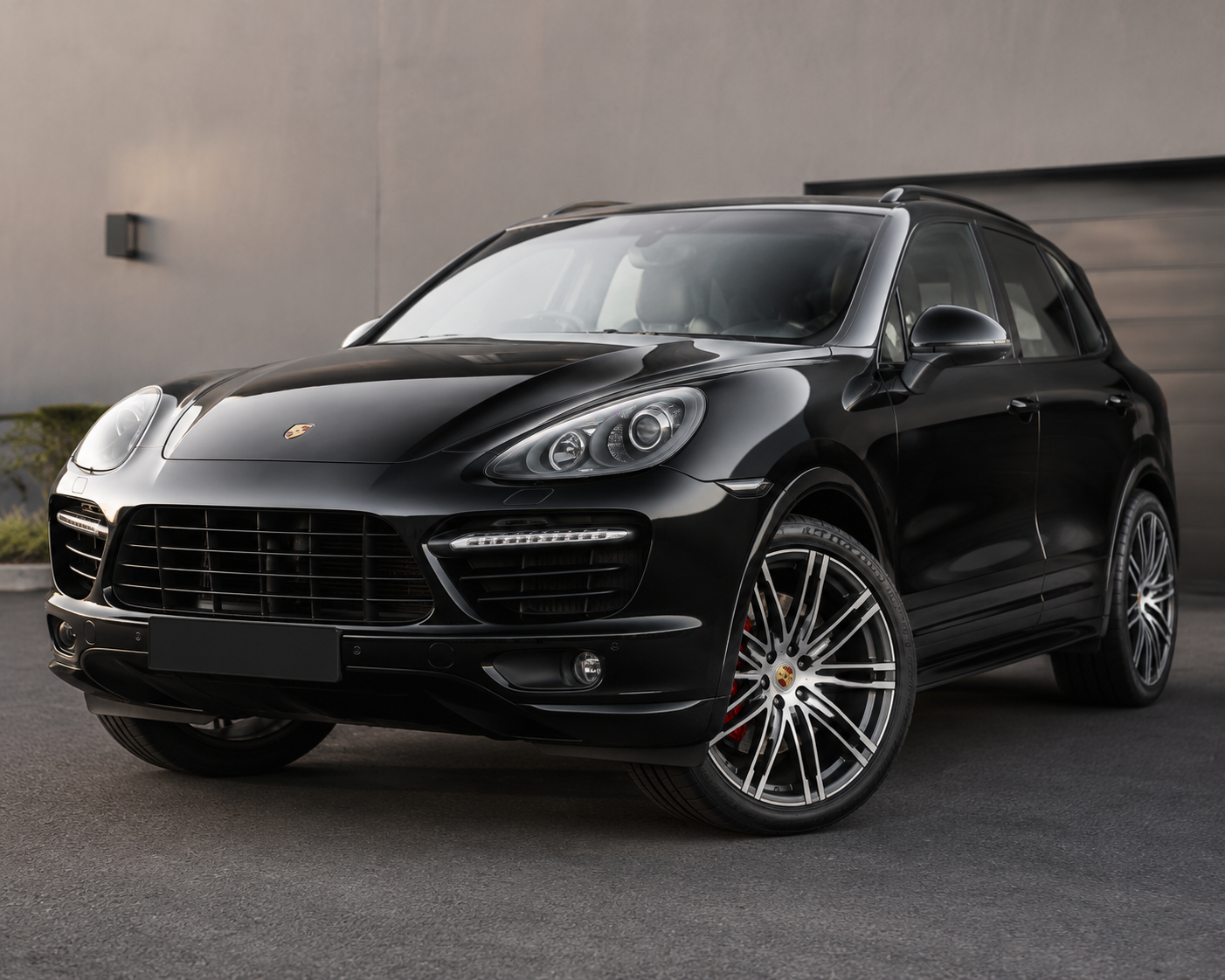 21-inch genuine Porsche Cayenne OEM alloy wheels fitted with like-new Continental tyres fitted on a Black Porsche Cayenne vehicle
